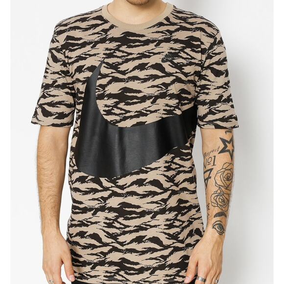 NWT Nike AOP All Over Printed Swoosh Khaki & Black T Shirt Men's Size Large